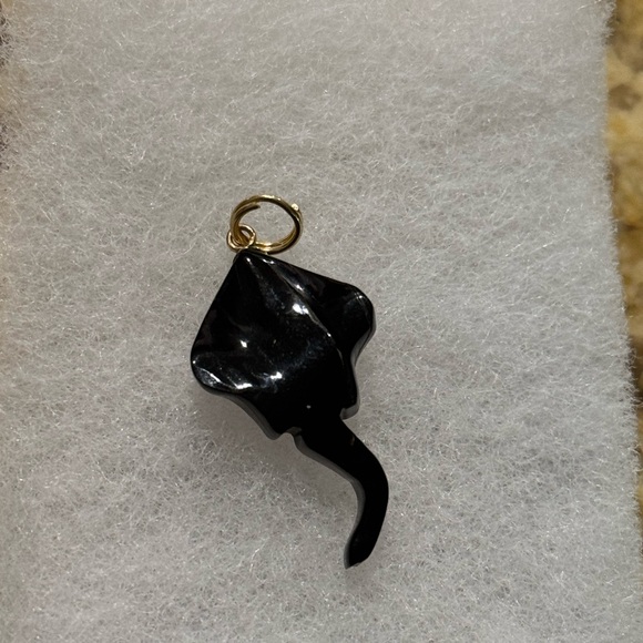BlackCoral Stingray Pendant - Picture 4 of 4